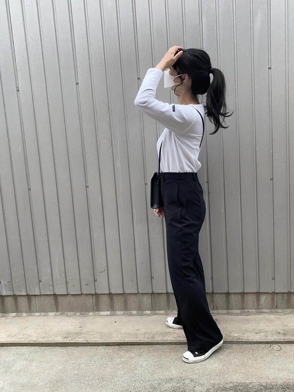 「モノトーン、モノトーンコーデ、白黒、ジャックパーセル、スラックス、セントジェームス、シンプルコーデ、シンプル、スニーカー」｜「SAINT JAMESの【SAINT JAMES】OUESSANT SOLID（Tシャツ/カットソー、ホワイト系）」を使った、fullmoonさん（レディース・157cm）の春コーディネートの1枚目の写真