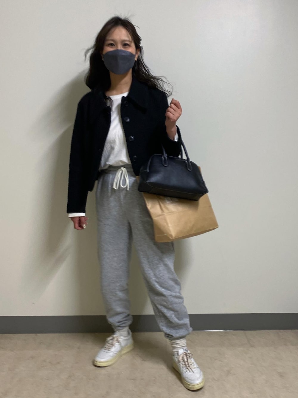 「韓国ファッション、韓国、スウェットパンツ、ジャケット、autry、ウェーブヘアー」｜「DHOLICのアイテム（その他アウター、ブラック系）」を使った、fullmoonさん（レディース・157cm）の冬コーディネートの1枚目の写真