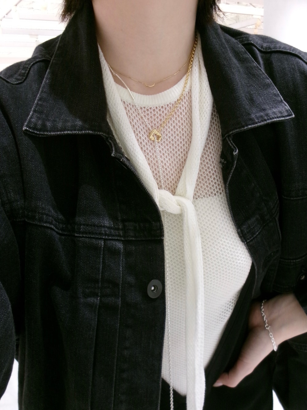 シルバー系のネックレスを着用したレディースの秋コーディネートの1枚目の写真