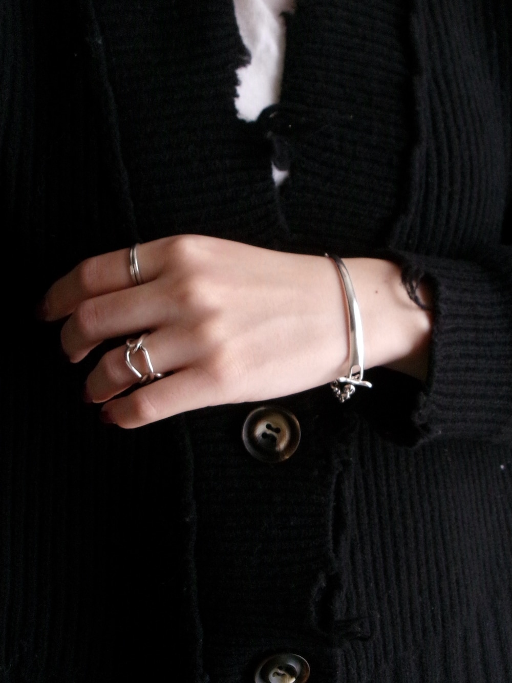 シルバー系のブレスレット、シルバー系のリング、シルバー系のリングを着用したレディースの秋コーディネートの1枚目の写真