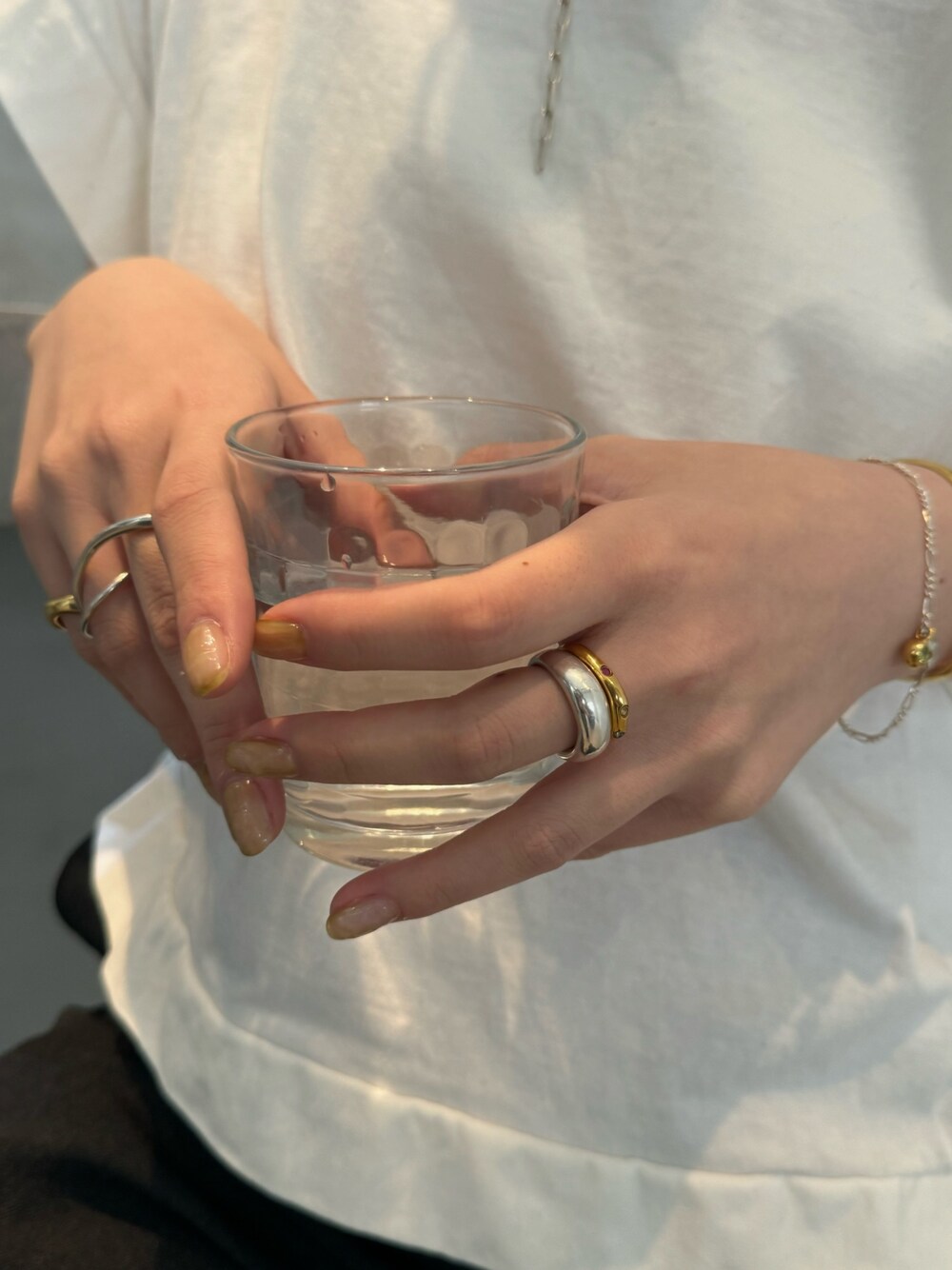 「シルバー、シルバーアクセサリー、ゴールド、ゴールドアクセ、ミックスコーデ、ジュエリー、ジュエリーコーディネート、リング、シルバー925、アクセサリー、アクセサリー重ね付け」｜「TEN.のSILVER925 オーバルリング（リング、シルバー系）」を使った、ayana takizawaさん（レディース・162cm）の夏コーディネートの1枚目の写真