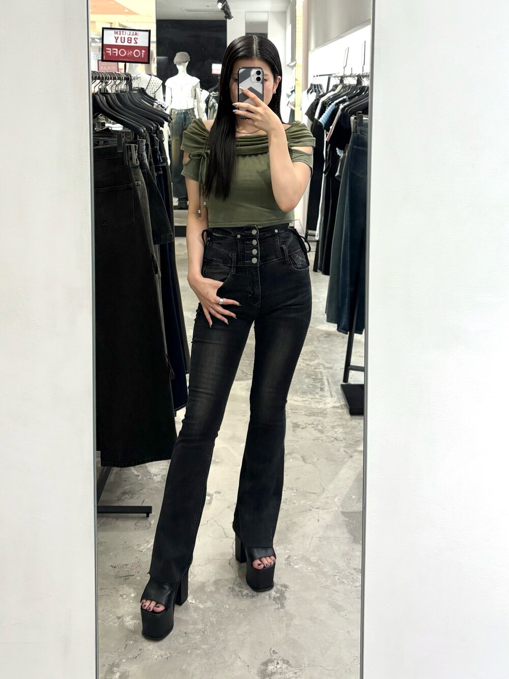 ブラック系のサンダル、ブラック系のデニムパンツ、グリーン系のTシャツ/カットソーを着用したレディースの夏コーディネートの1枚目の写真