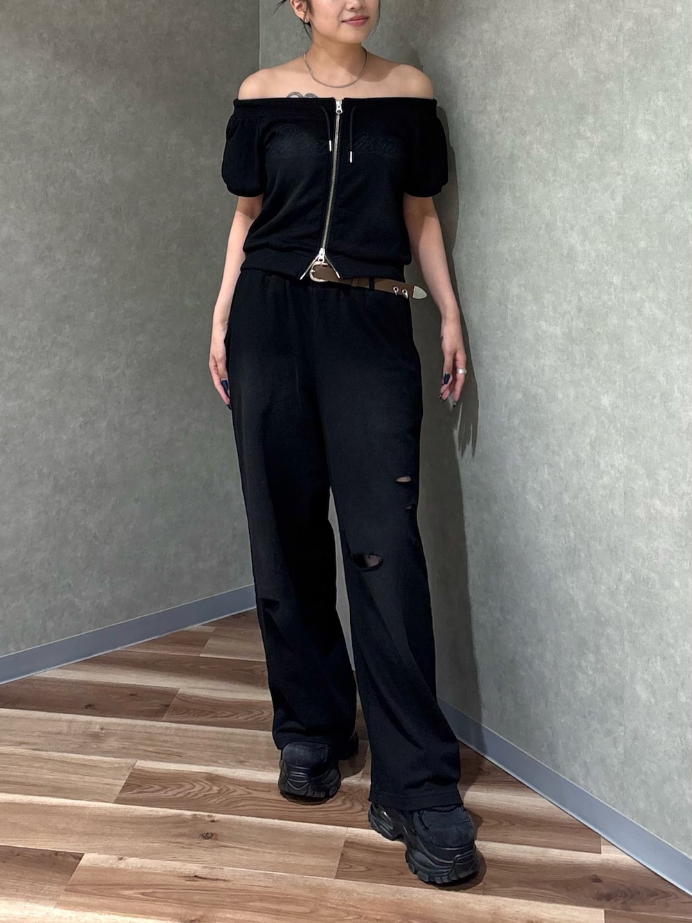 ブラック系のスウェットパンツ、ブラック系のスウェット、ブラック系のスニーカーを着用したレディースの夏コーディネートの1枚目の写真