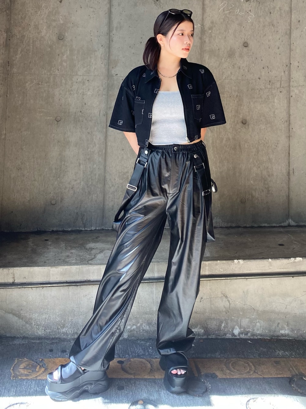 ブラック系のシャツ/ブラウス、グレー系のタンクトップ、ブラック系のサンダルを着用したレディースの夏コーディネートの1枚目の写真