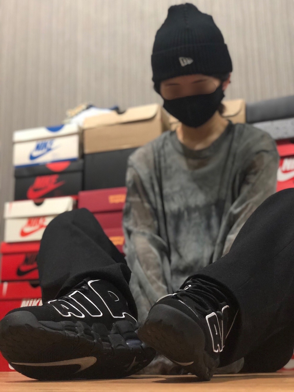 「低身長、スニーカー、モアテン、おしゃれさんと繋がりたい、ハイカットスニーカー、モノトーン、彼女に着せてみた」｜「NEW ERAのニューエラ ニット クールマックス ONSPOTZ別注（ニットキャップ/ビーニー、ブラック系）」を使った、RITORUさん（メンズ・151cm）の秋コーディネートの1枚目の写真