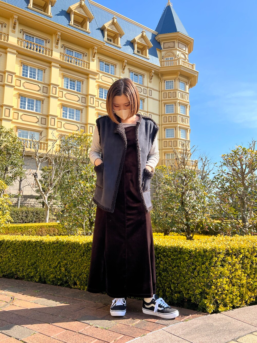 「カジュアル、おしゃれさんと繋がりたい、Kastane、kastane_ootd、ディズニー、flower、VANS」｜「Kastaneの【マルチウェイ】カットベロアキャミワンピース（ワンピース、ブラウン系）」を使った、nonchasoさん（レディース・162cm）の春コーディネートの1枚目の写真