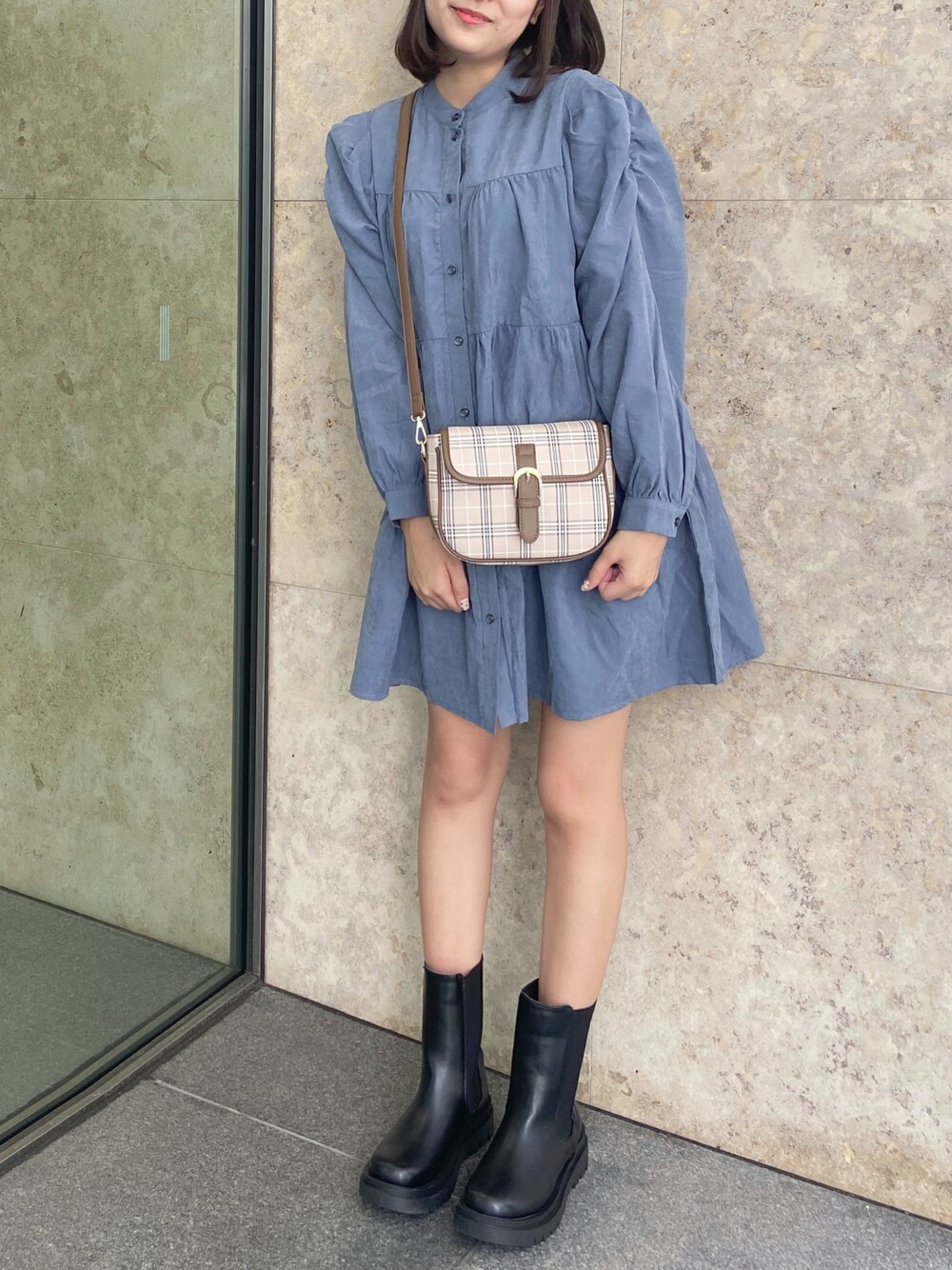 「ブルーコーデ、チュニック、チュニックワンピ、チュニックコーデ、ブーツ、ブルーワンピース、スニーカー、ワンピース」｜「ems exciteのサイドゴアブーツ（ブーツ、ブラック系）」を使った、さきみゆさん（レディース・160cm）の秋コーディネートの1枚目の写真