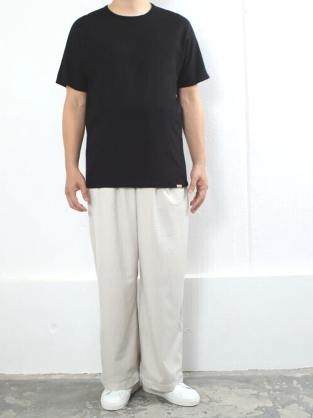 「スニーカー、オーバーサイズ、休日スタイル、秋服、オトナカジュアル、おしゃれさんと繋がりたい、秋TEE、コリーナ、秋トレンド2021、だから秋服が好き」｜「COLINA de passarosのCOLINA de passaros コリーナ Ｔシャツ スーパー140S ウール スピリットラグラン ブラック（Tシャツ/カットソー、ブラック系）」を使った、ピーコレさん（メンズ・178cm）の秋コーディネートの1枚目の写真