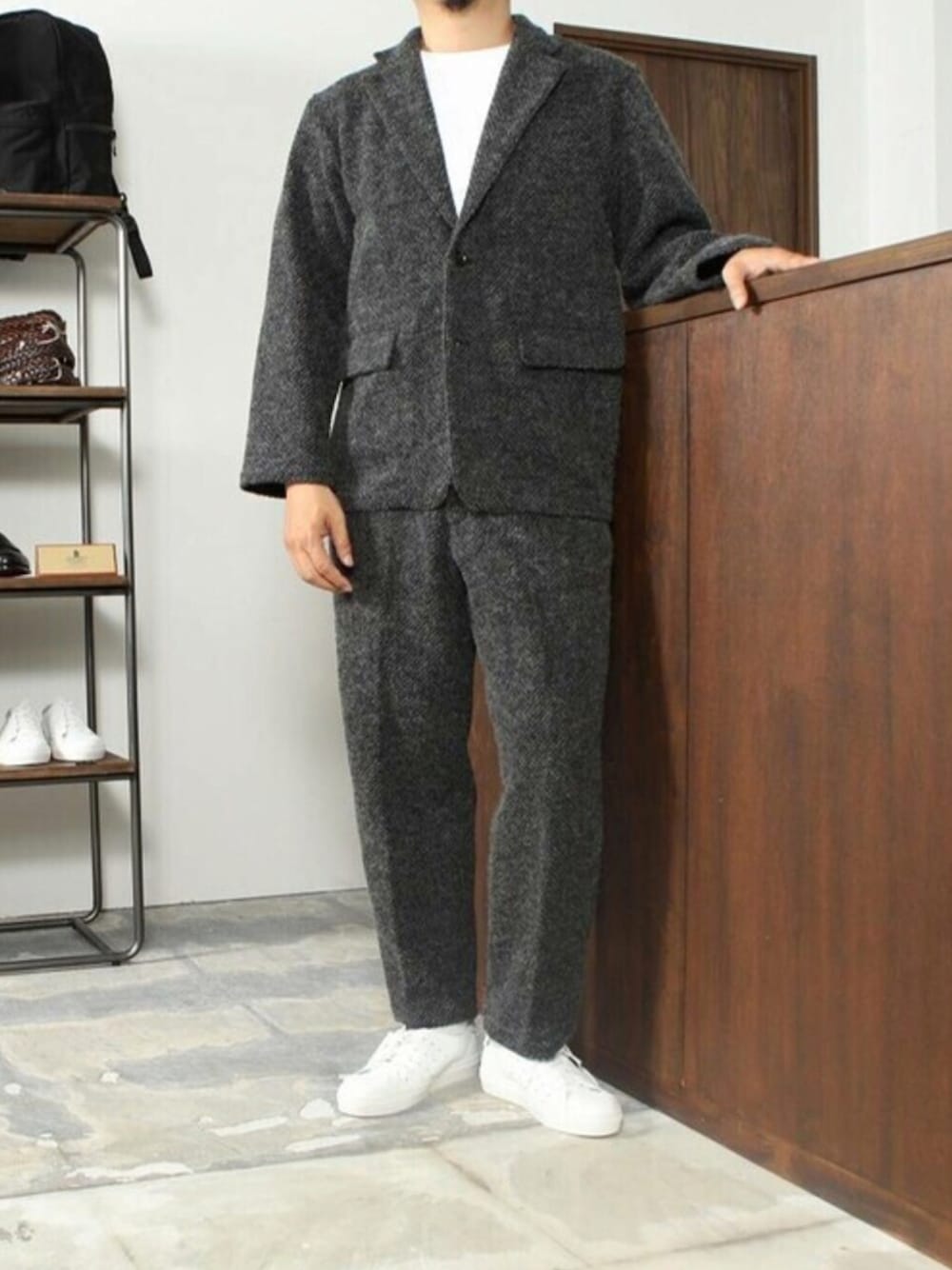 「セットアップ、モノトーン、大人カジュアル、白スニーカー、ビックシルエット、秋コーデ、ATHA、だから秋服が好き」｜「ATHAのATHA アタ ボックスジャケット ICELANDIC WOOL KANOKO（その他アウター、ブラック系）」を使った、ピーコレさん（メンズ・178cm）の秋コーディネートの1枚目の写真