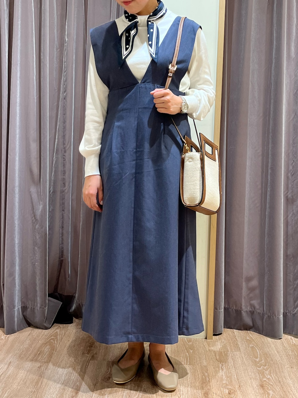 「Techichi、ペリエ千葉、ジャンパースカート、ネイビー、スカーフ、白ニット、パンプス、お出かけコーデ、休日スタイル、ショルダーバッグ、きれいめコーディネート」｜「Te chichiのVカットフラットパンプス（パンプス、ブラウン系）」を使った、ココのすけさん（レディース・155cm）の春コーディネートの1枚目の写真