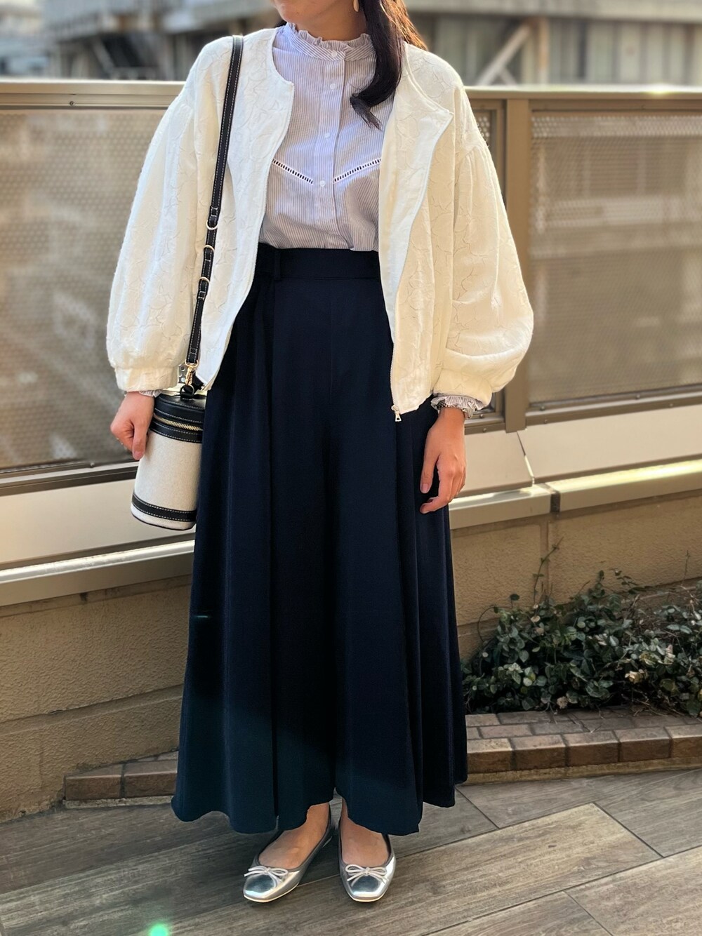 「Techichi、テチチ(Te chichi)、春服みてみて、はしごレース、ブラウス×パンツ、スカーチョ、シンプルコーデ、大人かわいい、パンプス、ショルダーバッグ、ペリエ千葉」｜「Te chichiのエナメルリボンシューズ（パンプス、シルバー系）」を使った、ココのすけさん（レディース・155cm）の春コーディネートの1枚目の写真