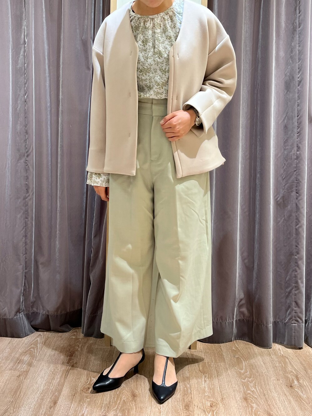 「Techichi、ワントーンコーデ、グリーン、花柄、ワイドパンツ、Tストラップパンプス、ダンボール素材、春コーデ、春服みてみて、テチチ、おでかけコーデ、花柄ブラウス」｜「Te chichiのダンボールニットブルゾン（ブルゾン、ベージュ系）」を使った、ココのすけさん（レディース・155cm）の春コーディネートの1枚目の写真