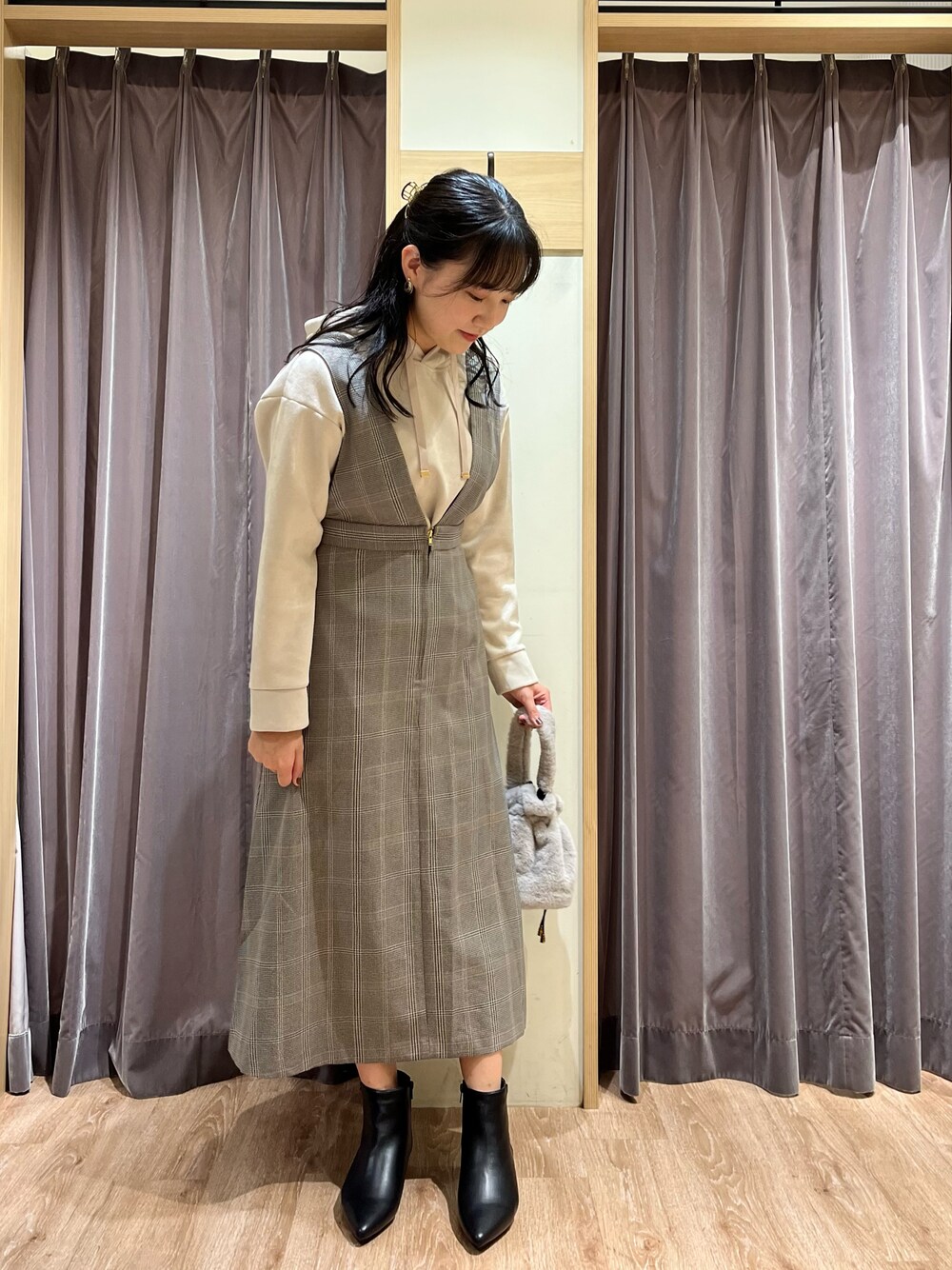 「Techichi、チェック、ジャンパースカート、パーカー、きれいめカジュアル、秋コーデ、カジュアル、スエード、ブーツスタイル」｜「Te chichiのTR前後2WAYジャンパースカート（ジャンパースカート、グレー系）」を使った、ココのすけさん（レディース・155cm）の秋コーディネートの1枚目の写真