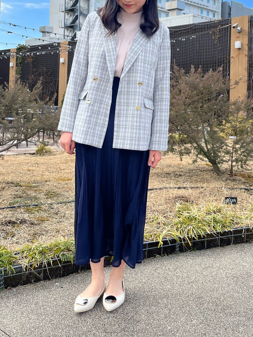 「Techichi、春色、ピンク、ジャケット、オフィスコーデ、プリーツスカート、ネイビー、春服、キレイめ、シンプル、チェックジャケット、テチチ(Te chichi)、チェック、白パンプス、ペリエ千葉」｜「Te chichiのプレート×セパレートパンプス（パンプス、ホワイト系）」を使った、ココのすけさん（レディース・155cm）の冬コーディネートの1枚目の写真