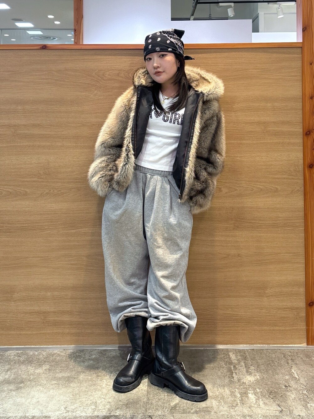 X-girl（エックスガール）の「LOGO PATCHED FAUX FUR HOODED JACKET