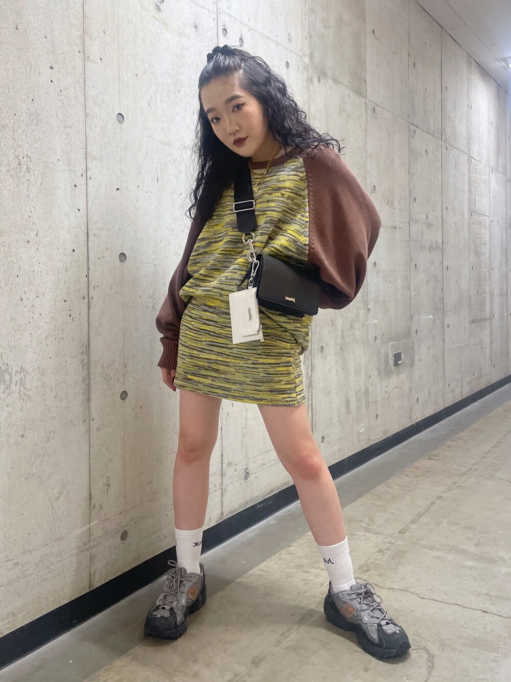「X-girlのMELANGE RAGLAN KNIT TOP（ニット/セーター、イエロー系）」を使った、優羽さん（レディース・154cm）の秋コーディネートの1枚目の写真