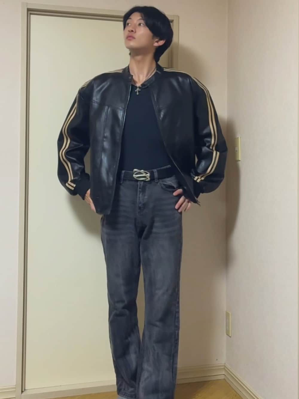 ブラック系のデニムパンツ、ブラック系のジャケット/アウター、ブラック系のベルトを着用したメンズの秋コーディネートの1枚目の写真