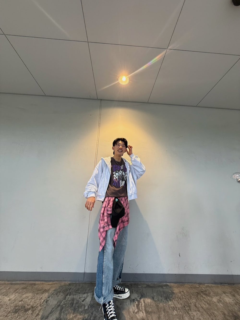 「ライブコーデ、aespa、フーディー、スウェットパーカー、韓国ファッション、converse、チェックシャツ、ピンクシャツ、春コーデ、きれいめカジュアル、onewill、ZARA、フレアデニム、大学生、モデル志望」｜「CONVERSEの🇰🇷CHUCK 70 PLUS FOUN-DATIONAL CANVAS（スニーカー、ブラック系）」を使った、ænsk (相互ﾌｫﾛｰ🉑)さん（メンズ・183cm）の夏コーディネートの1枚目の写真