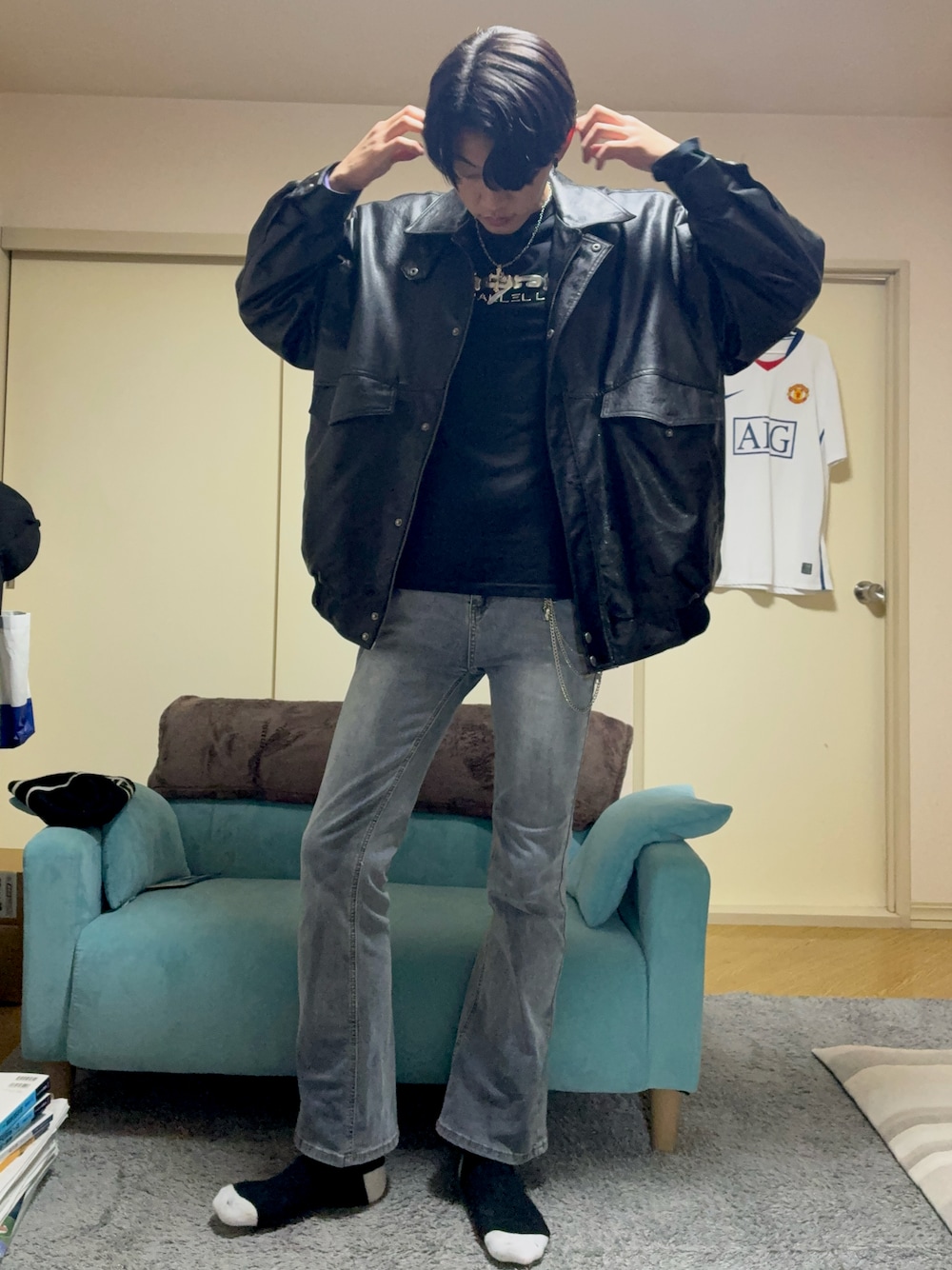 「韓国ファッション、ライブコーデ、レザージャケット、黒Tシャツ、フレアジーンズ、converse、大人カジュアル、メンズコーデ、キレイめカジュアル、おでかけコーデ、メンズファッション、ウォレットチェーン、推し活コーデ、黒、ブラックコーデ」｜「S-BIN jeansの🇰🇷で買いました（デニムパンツ、ブルー系）」を使った、ænsk (相互ﾌｫﾛｰ🉑)さん（メンズ・183cm）の春コーディネートの1枚目の写真