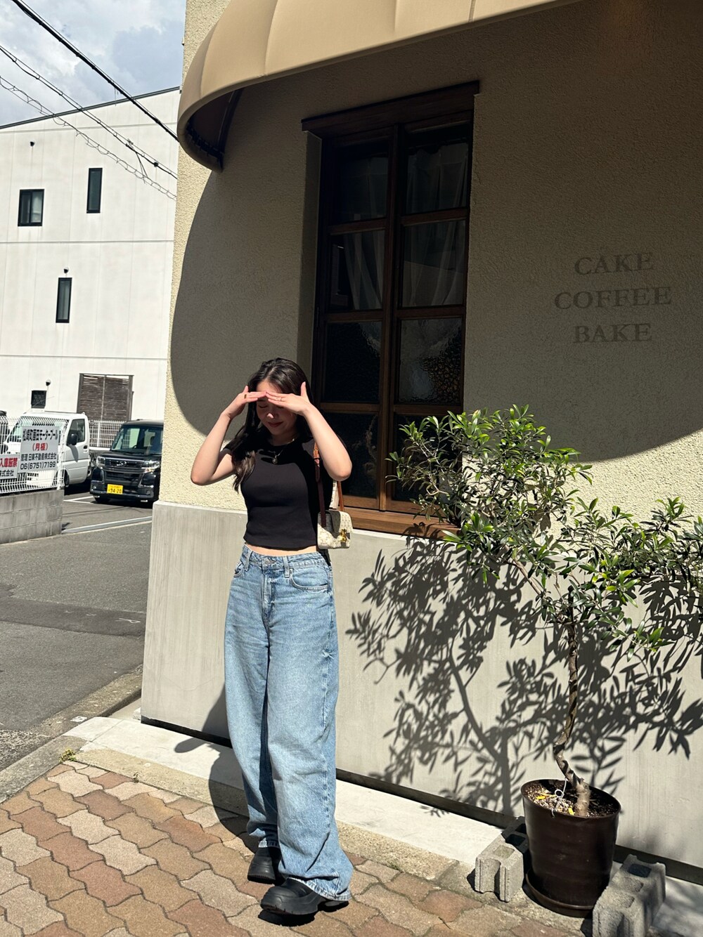 「夏コーデ、デニムコーデ、シンプルコーデ、H&M、GU、moussy、CELINE、低身長コーデ」｜「CELINEのアイテム（ショルダーバッグ、ホワイト系）」を使った、mihiroさん（レディース・152cm）の夏コーディネートの1枚目の写真