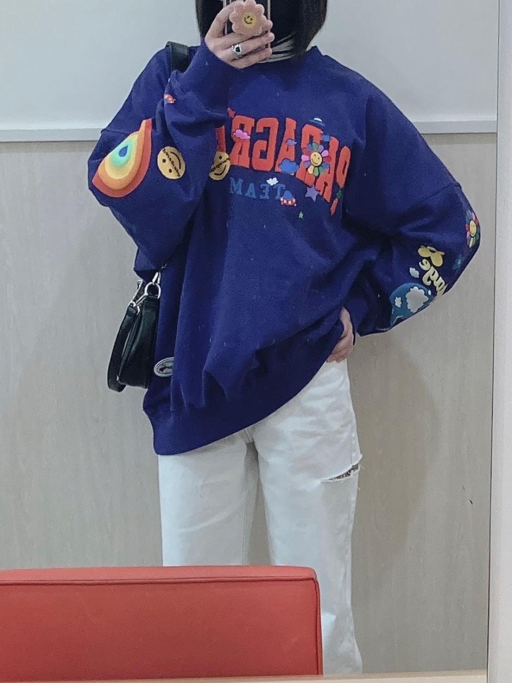「Paragraphの【Paragraph/パラグラフ】PARAGRAPH_NO.43 /Happy Logo Sweat/ハッピーロゴプルオーバースウェット（スウェット、パープル系）」を使った、U!さん（レディース・156cm）の春コーディネートの1枚目の写真