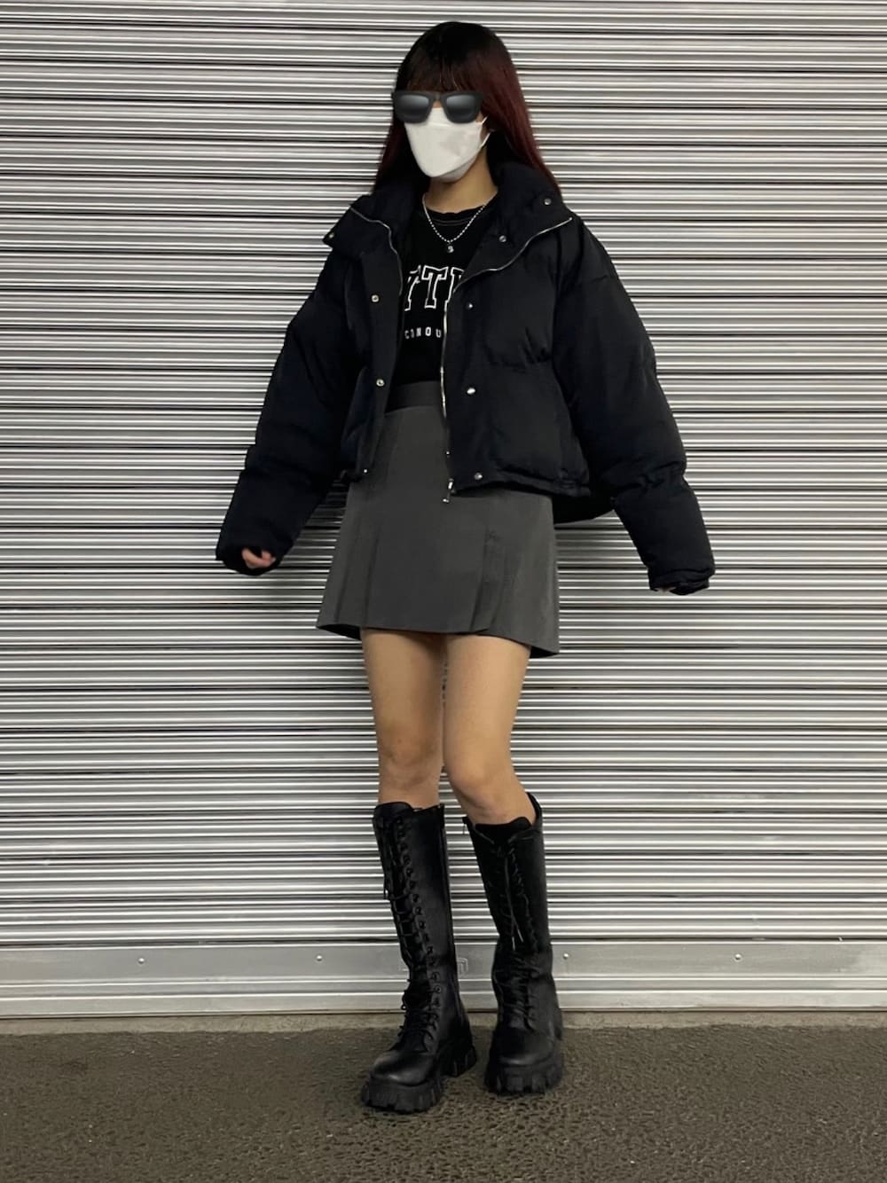 「韓国ファッション、韓国好きな人と繋がりたい、モード、モードストリート、モノトーン、モノトーンコーデ、ダウンジャケット、ブーツ、お洒落さんとつながりたい、いいね、save、フォローお願いします🤑」｜「NAUNAUのアイテム（スウェット、ブラック系）」を使った、yummmm.02さん（レディース・159cm）の冬コーディネートの1枚目の写真
