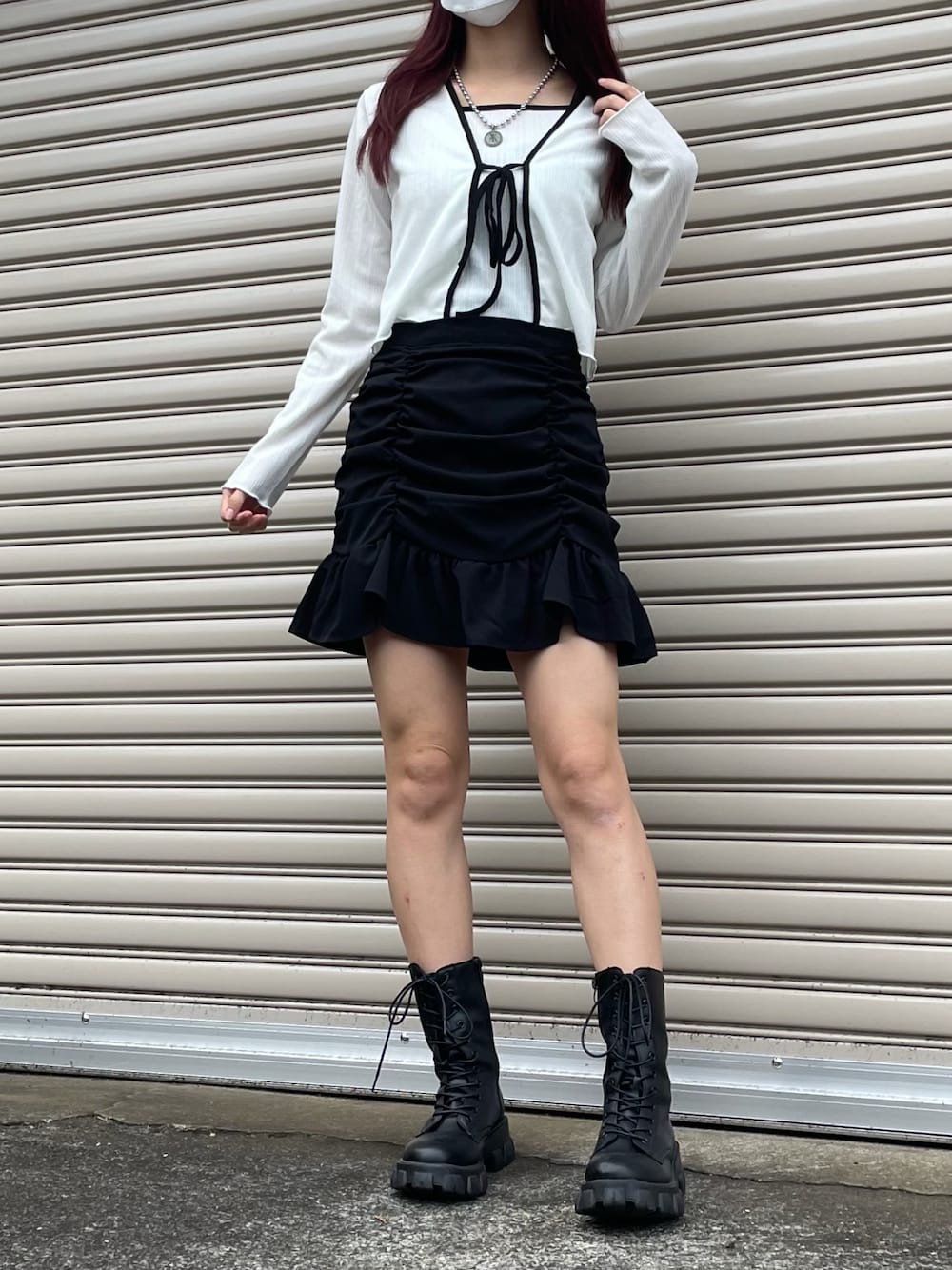 「韓国ファッション、韓国好きな人と繋がりたい、モード、モノトーン、モノトーンコーデ、白黒、カーディガン、シャーリング、ブーツ、お洒落さんとつながりたい、いいね、save、フォローお願いします🤑」｜「NAUNAUのアイテム（カーディガン/ボレロ、ホワイト系）」を使った、yummmm.02さん（レディース・159cm）の冬コーディネートの1枚目の写真