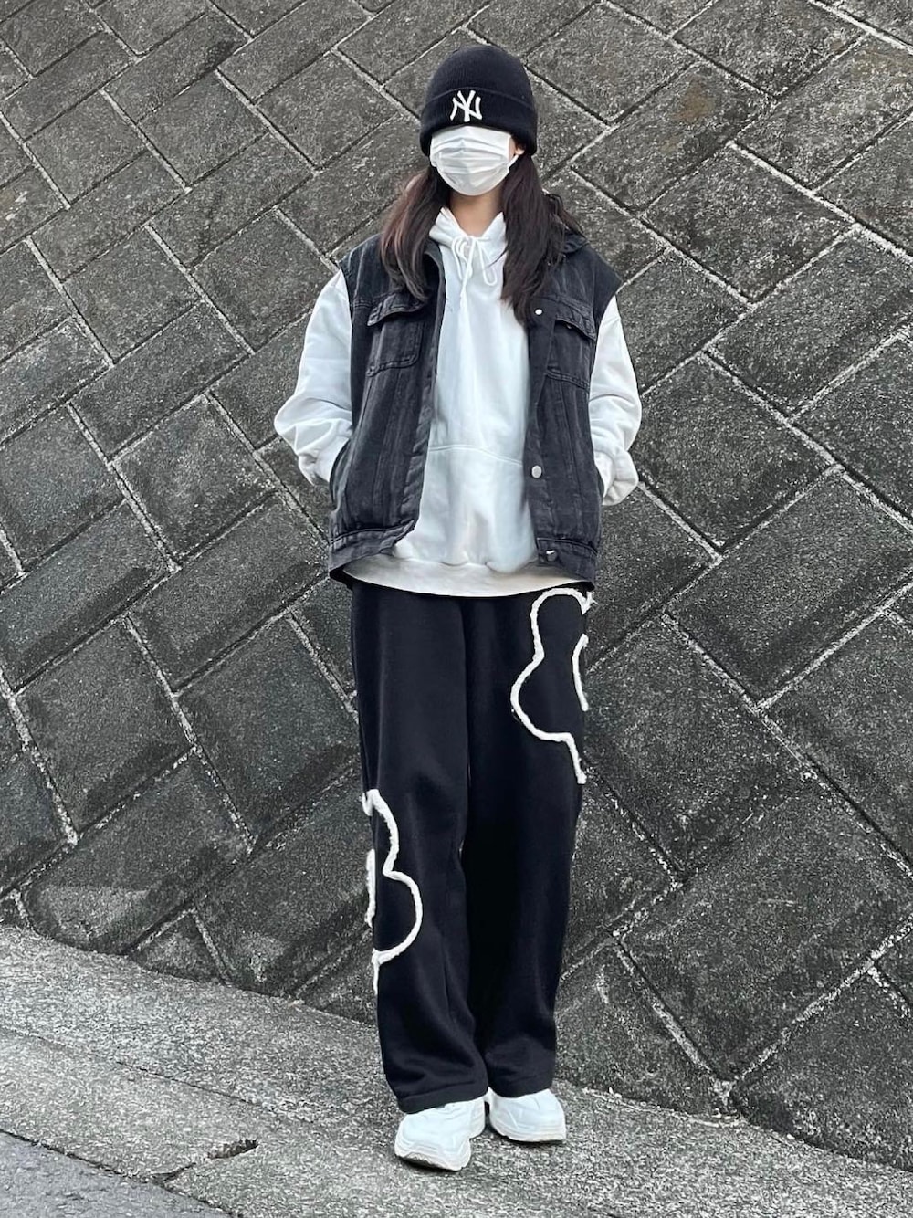 「韓国ファッション、韓国好きな人と繋がりたい、古着、古着コーデ、ストリート、ストリートコーデ、モノトーン、モノトーンコーデ、ベスト、デニム、パーカー、スウェットパンツ、ビーニー、お洒落さんとつながりたい、いいね、save、フォローお願いします🤑」｜「SPINNSのアイテム（スニーカー、ホワイト系）」を使った、yummmm.02さん（レディース・159cm）の冬コーディネートの1枚目の写真