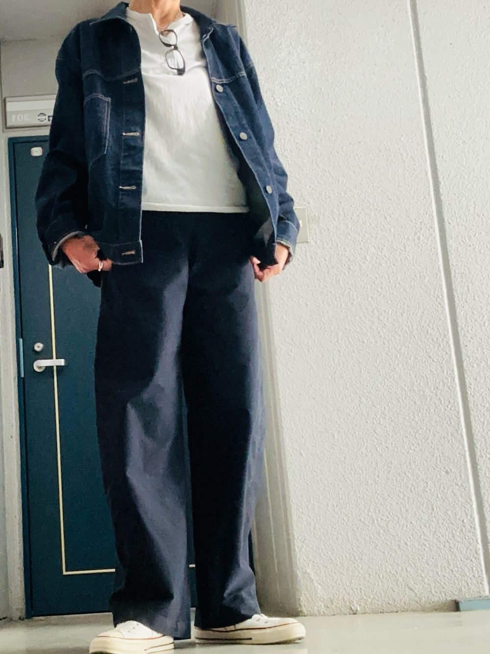 「古着MIX、高身長、バレルレッグ、コンバース、ヘルスニット」｜「Healthknitの【Healthknit】ヘンリーネックコットン長袖Ｔシャツ ロンT 定番商品 906L（Tシャツ/カットソー、ホワイト系）」を使った、Hana0321さん（レディース・170cm）の春コーディネートの1枚目の写真