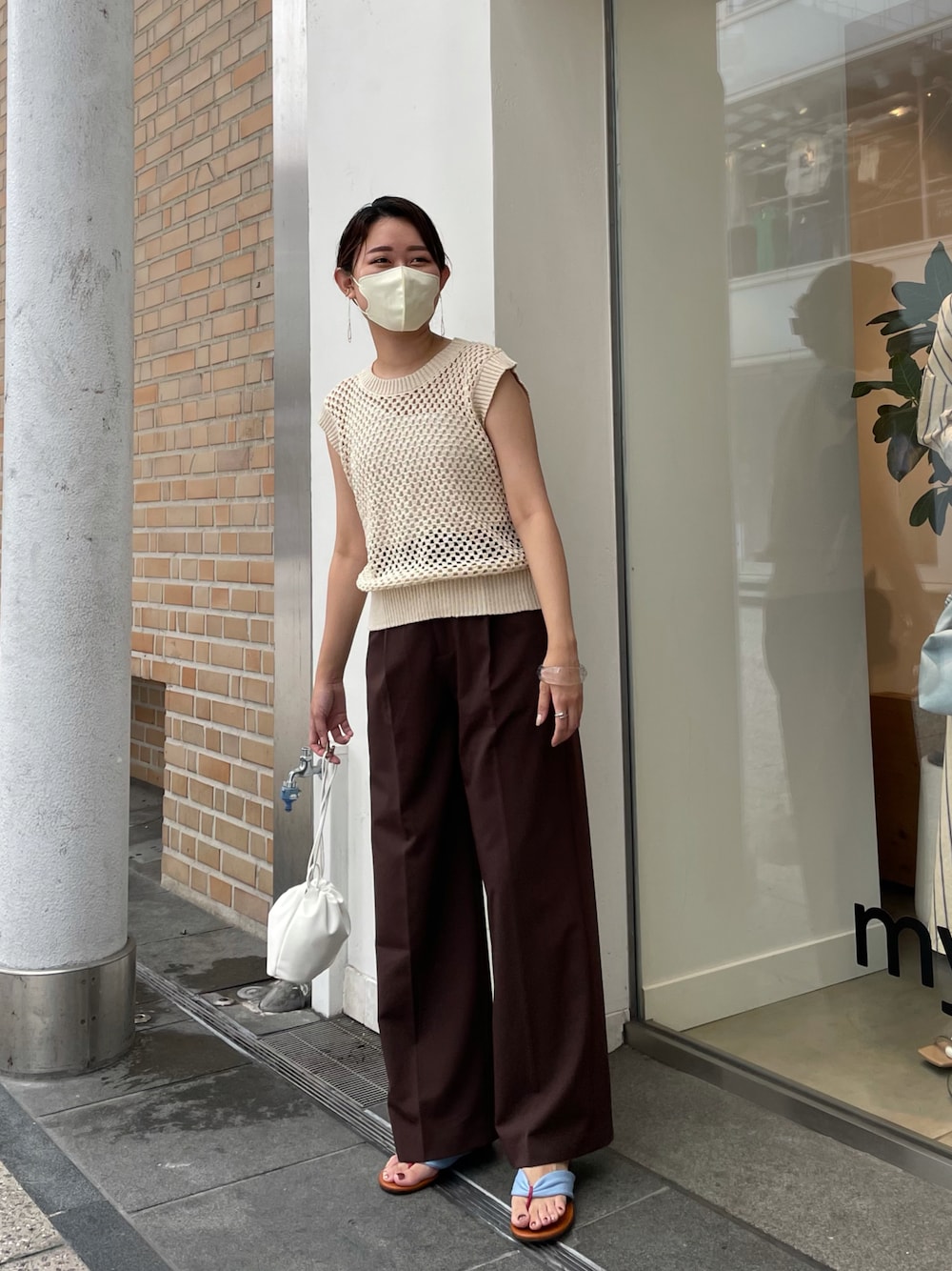 「夏コーデ、夏、リラックススタイル、今日のコーデ、大人かわいい、パンツスタイル、休日コーデ、カジュアル、メッシュ、ワイドバンツ」｜「mysticのスクエアメッシュニットベスト（ニット/セーター、ベージュ系）」を使った、iwagashira Natsumiさん（レディース・168cm）の夏コーディネートの1枚目の写真