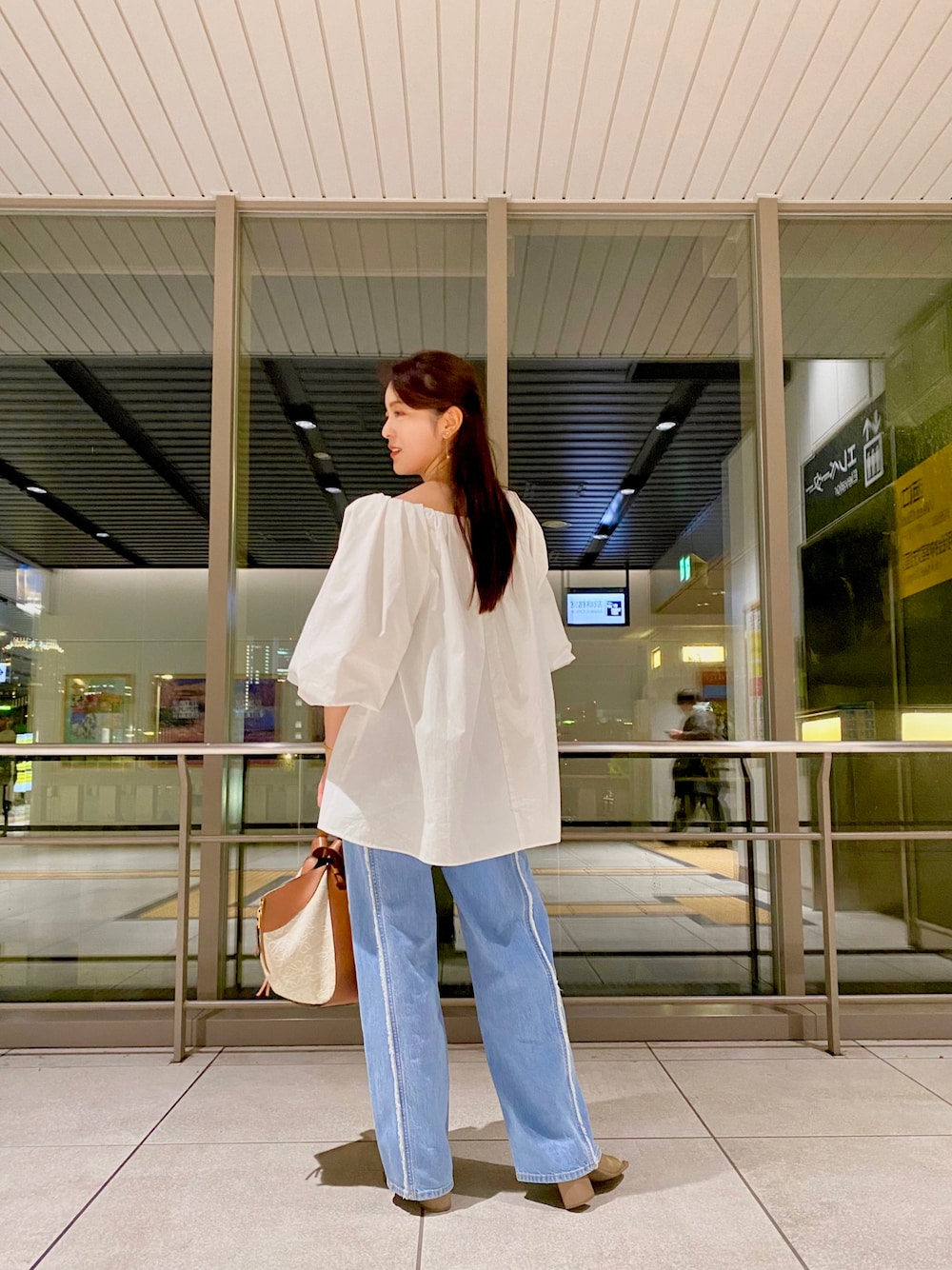 「今日のコーデ、シンプルコーデ、春コーデ、大人かわいい、低身長、ビッグシルエット、袖ボリューム、ブラウス×デニム、お洒落さんとつながりたい、春、大人コーデ、楽チンコーデ、ootd」｜「GUのアイテム（デニムパンツ、ブルー系）」を使った、まなさん（レディース・158cm）の春コーディネートの1枚目の写真