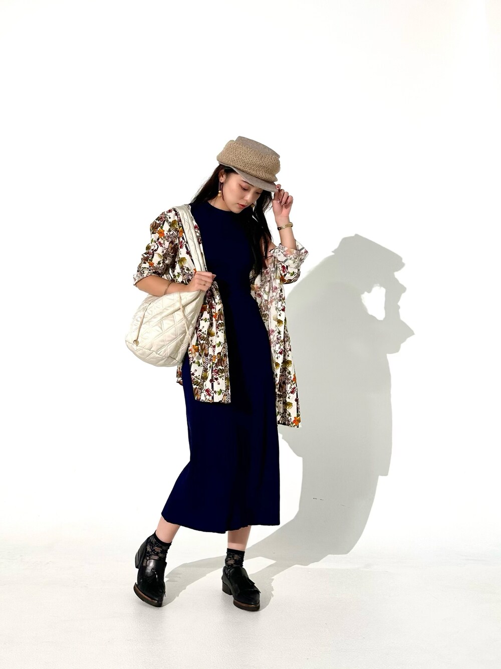 ブラック系のローファー、ホワイト系のショルダーバッグ、ブラウン系のシャツ/ブラウスを着用したレディースの秋コーディネートの1枚目の写真