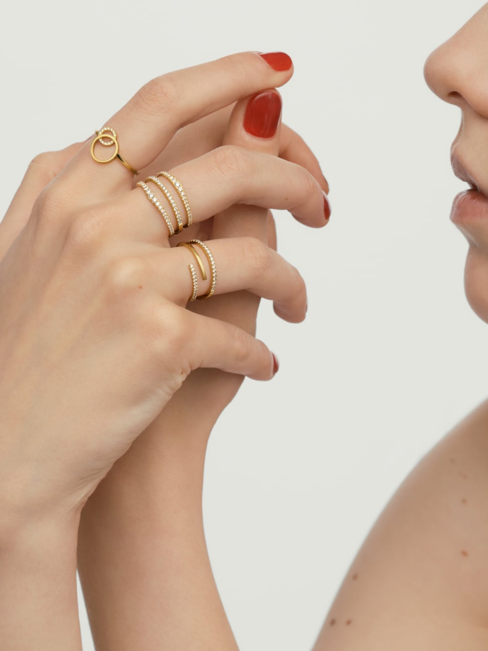 ゴールド系のリング、ゴールド系のリング、ゴールド系のリングを着用したレディースの夏コーディネートの1枚目の写真