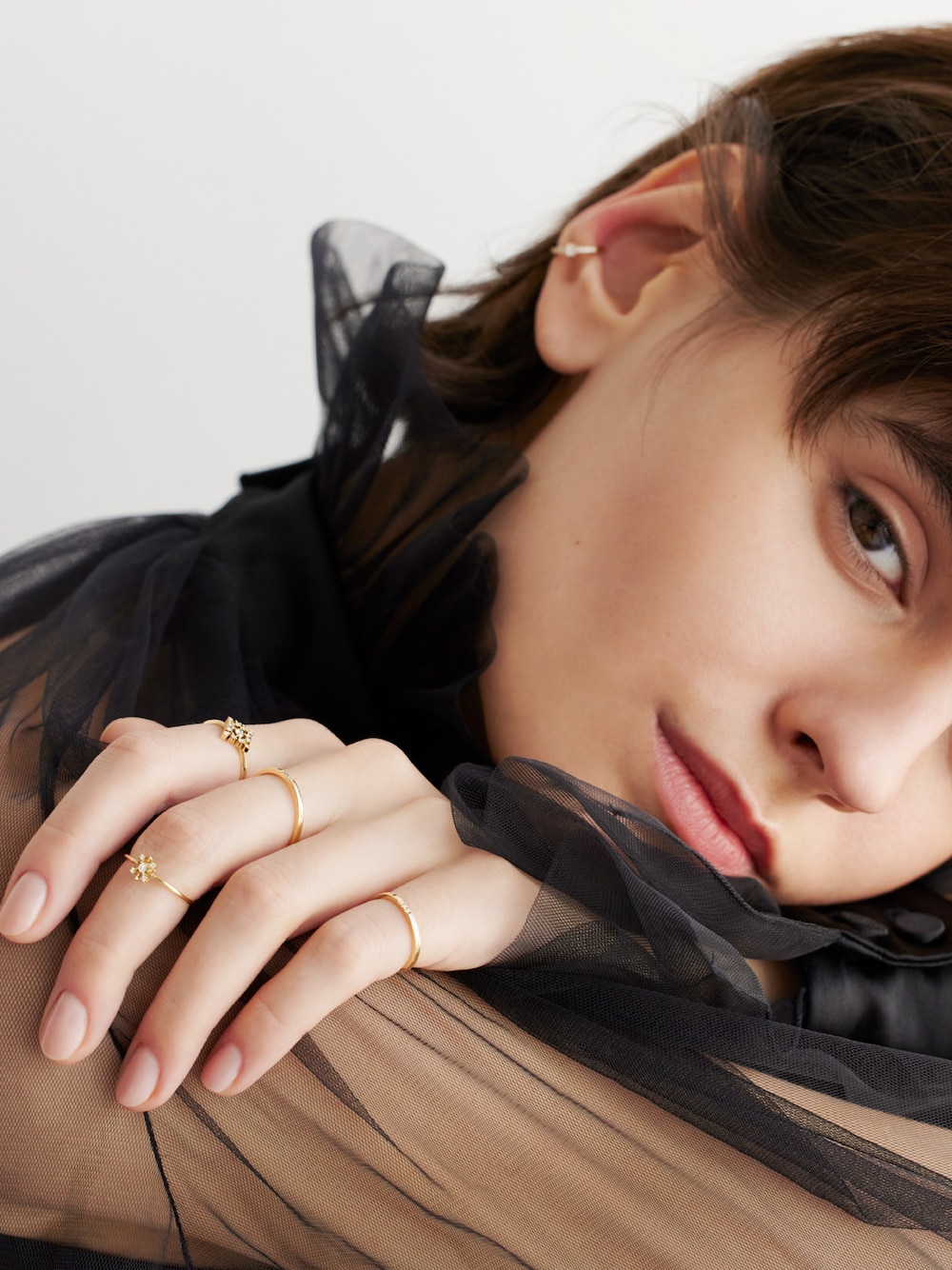 ゴールド系のリング、ゴールド系のリング、ゴールド系のリングを着用したレディースの冬コーディネートの1枚目の写真