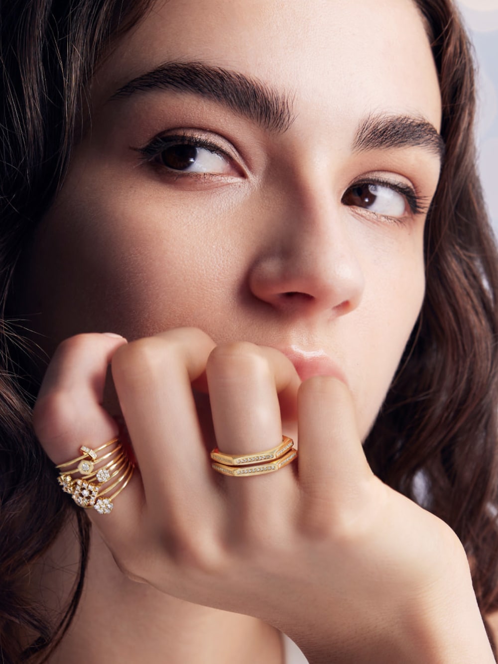 ゴールド系のリング、ゴールド系のリング、ゴールド系のリングを着用したレディースの秋コーディネートの1枚目の写真