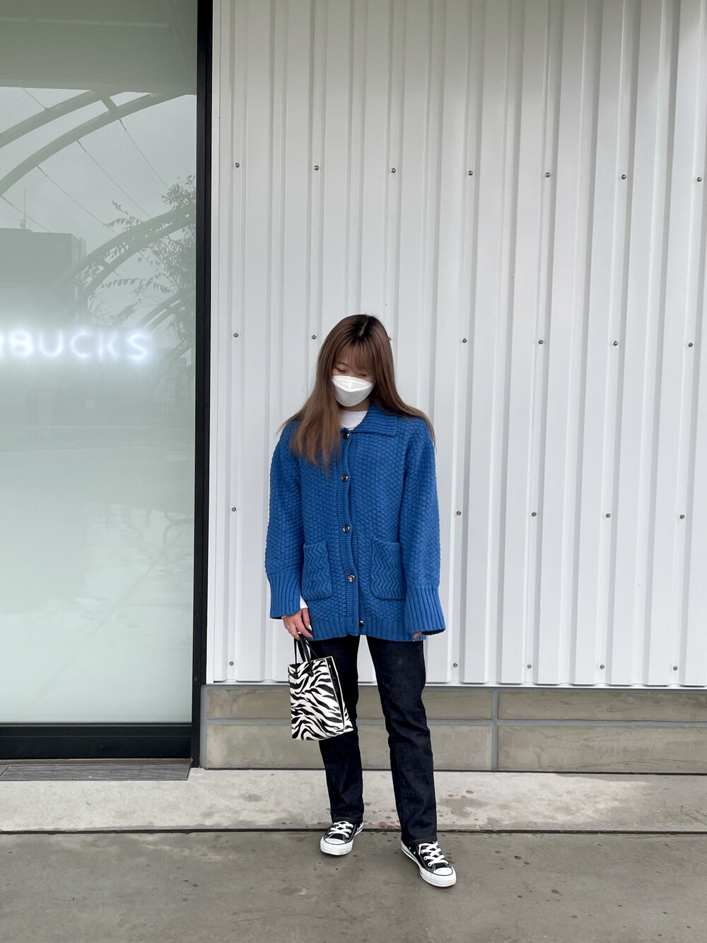 「雨の日コーデ、秋コーデ、カーディガン」｜「JEANASISのアイテム（カーディガン/ボレロ、ブルー系）」を使った、manaさん（レディース・157cm）の秋コーディネートの1枚目の写真
