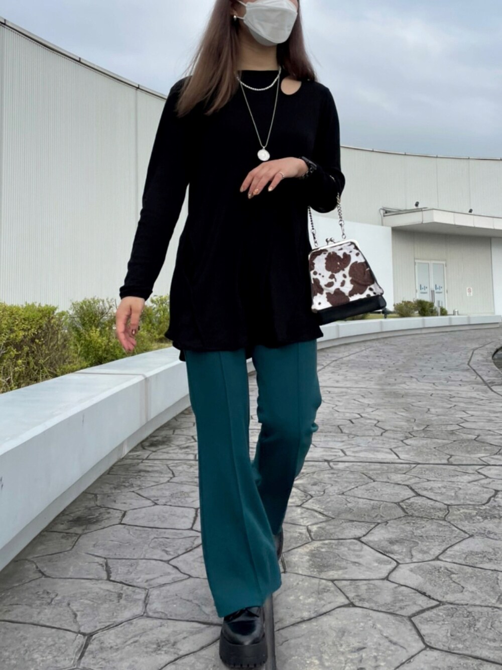 「秋服、グリーンパンツ、カラーパンツ、ブーツ、牛柄」｜「JEANASISのアイテム（Tシャツ/カットソー、ブラック系）」を使った、manaさん（レディース・157cm）の秋コーディネートの1枚目の写真