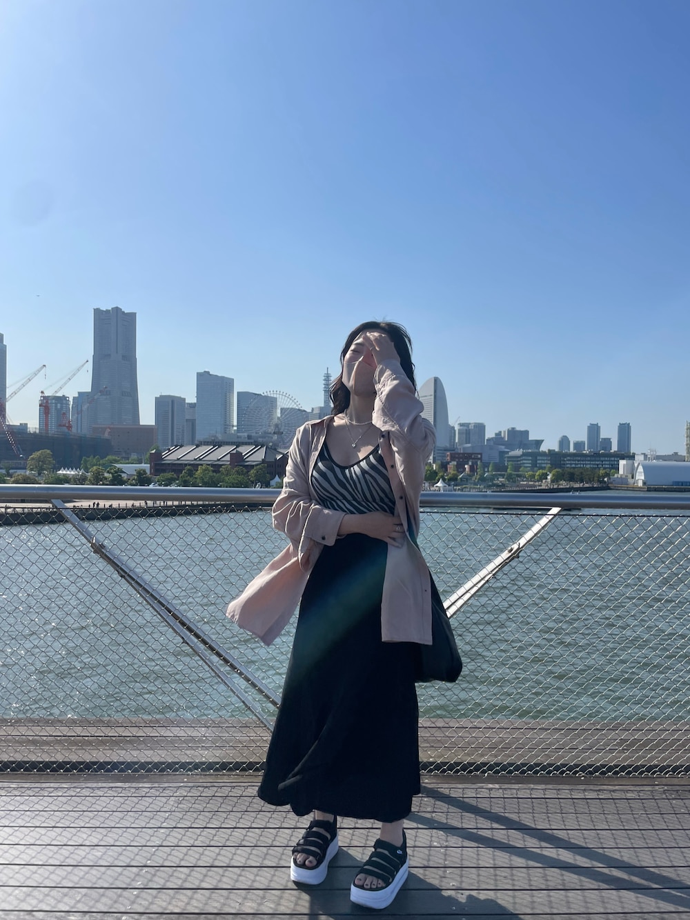 「休日スタイル、ごきげんウィーク、シャツスタイル、ピンクシャツ、マーメイドスカート、ナイキアイコンクラシック」｜「coca（coca）のマーメイドフレアマキシスカート（スカート、ブラック系）」を使った、manaさん（レディース・157cm）の春コーディネートの1枚目の写真