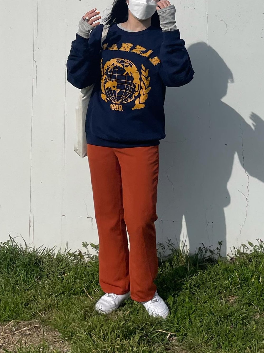 「春コーデ」｜「coca（coca）のやわらか指穴カットソー（Tシャツ/カットソー、グレー系）」を使った、manaさん（レディース・157cm）の春コーディネートの1枚目の写真