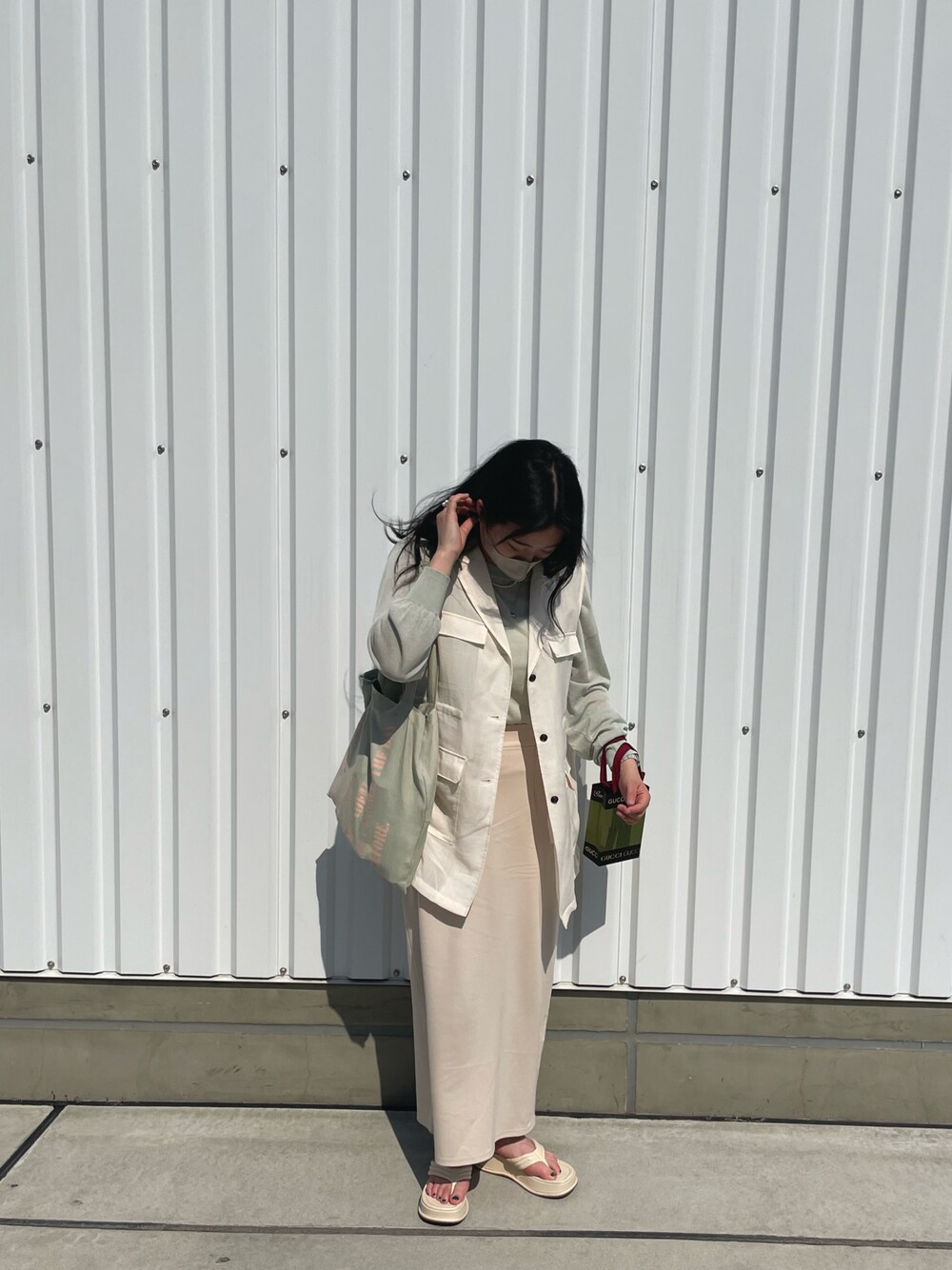 「ごきげんウィーク、休日スタイル、春夏コーデ、トングサンダル、カラー×コーデ」｜「Kastaneのミリタリーシアーベスト（ベスト、ホワイト系）」を使った、manaさん（レディース・157cm）の春コーディネートの1枚目の写真