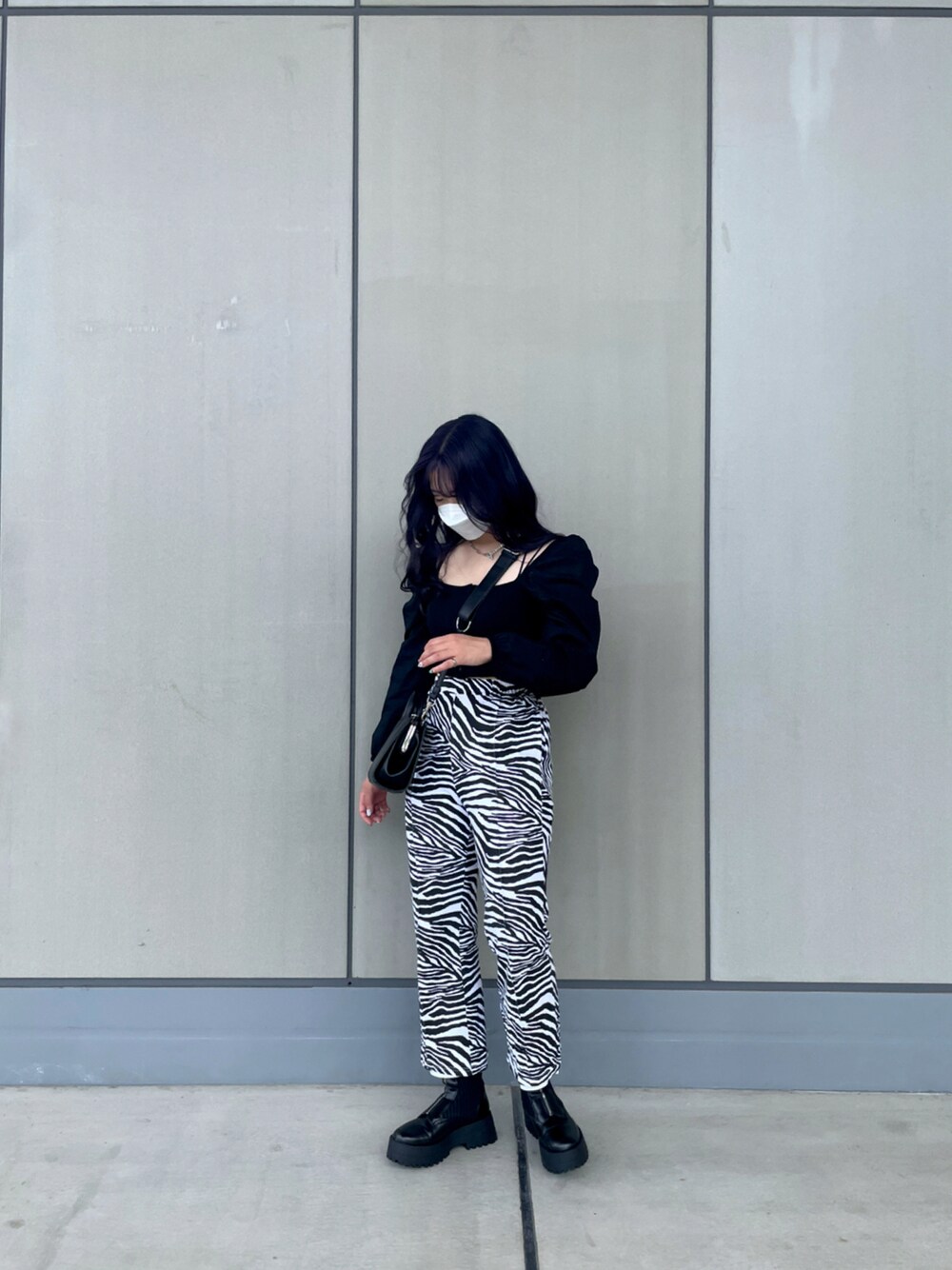「秋コーデ、モノトーンコーデ、ゼブラ柄、パープルヘアー」｜「ZARAのアイテム（Tシャツ/カットソー、ブラック系）」を使った、manaさん（レディース・157cm）の秋コーディネートの1枚目の写真