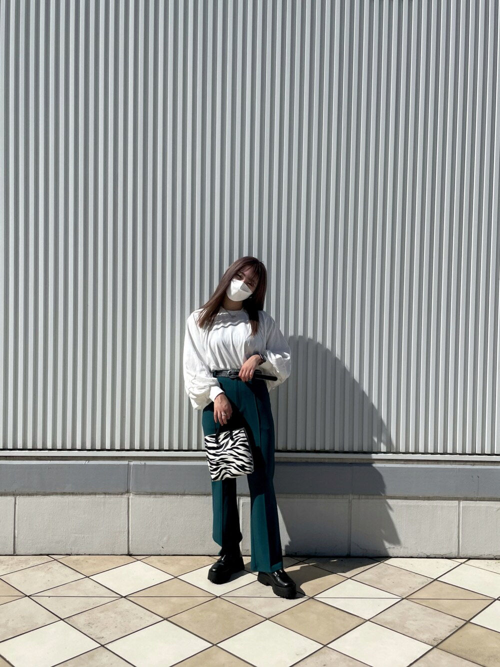 「ブーツ、ショートブーツ、ロンT、グリーンパンツ、白ロンT、カラースラックス」｜「PAGEBOYのオニスリーブLS（Tシャツ/カットソー、ホワイト系）」を使った、manaさん（レディース・157cm）の秋コーディネートの1枚目の写真