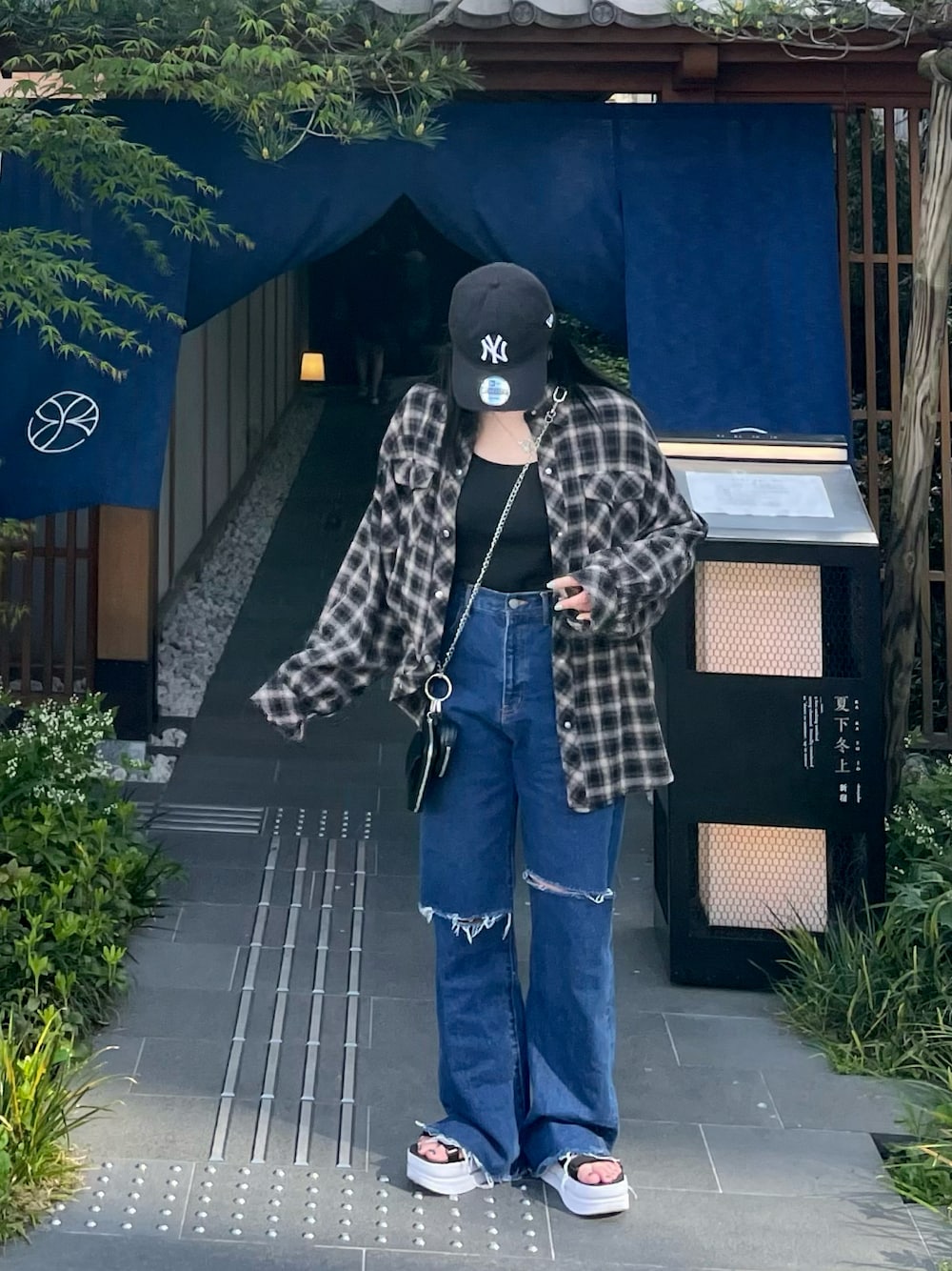 「休日コーデ、ナイキ」｜「NEW ERAの【NEW ERA / ニューエラ】べーズボールNYロゴキャップ（キャップ、ブラック系）」を使った、manaさん（レディース・157cm）の春コーディネートの1枚目の写真