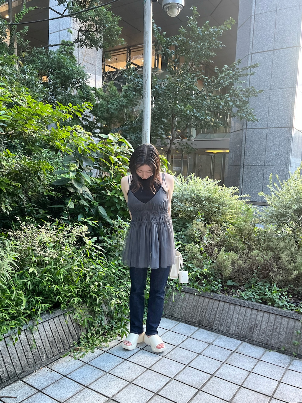「mysticのシャーリングキャミソール（キャミソール、グレー系）」を使った、manaさん（レディース・157cm）の秋コーディネートの1枚目の写真