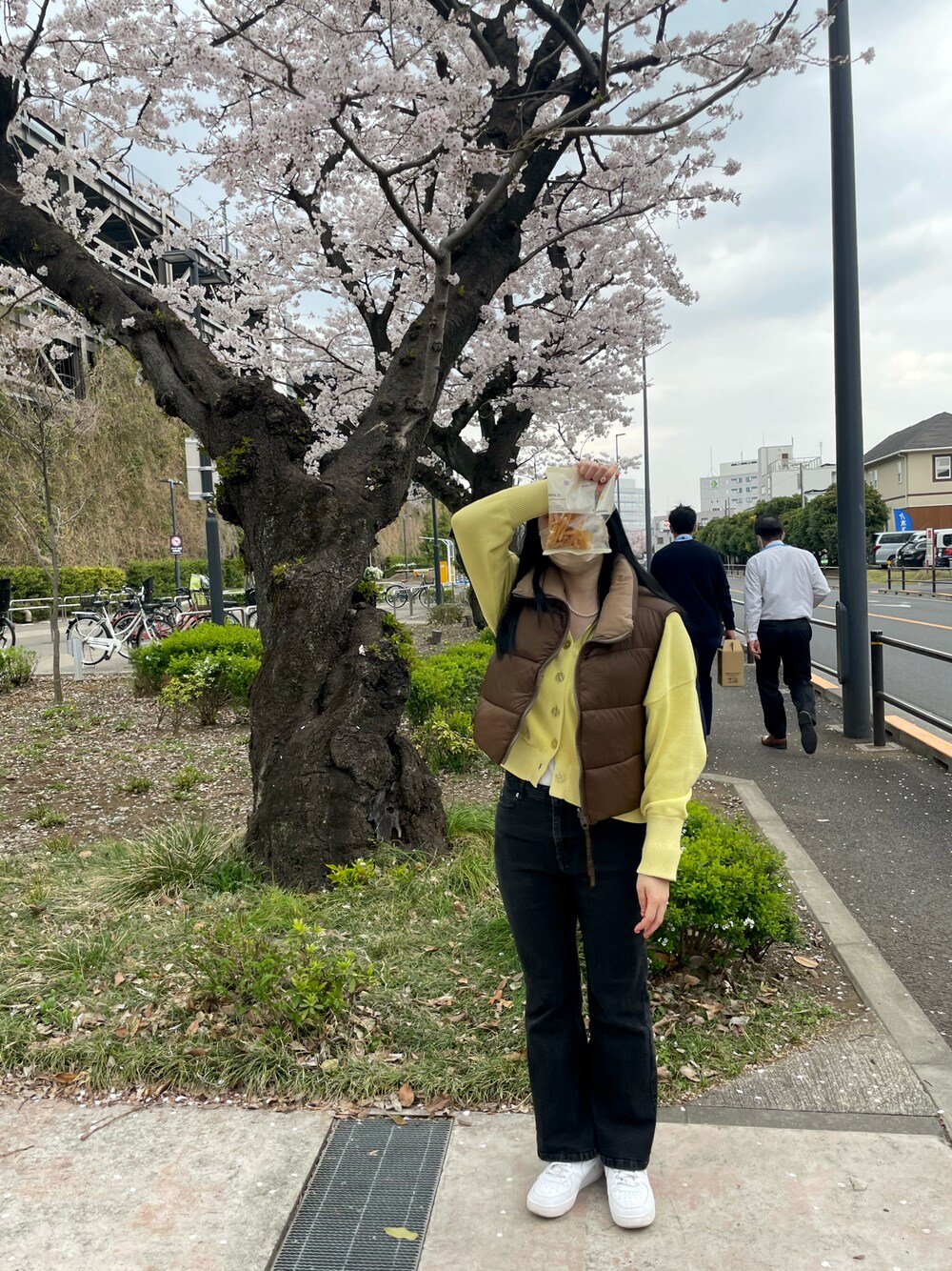 「春」｜「ZARAのアイテム（ダウンベスト、グリーン系）」を使った、manaさん（レディース・157cm）の春コーディネートの1枚目の写真