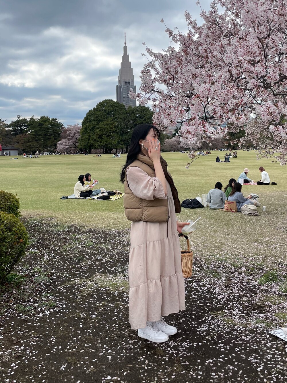 「春服、ベスト、ワンピース、お花見コーデ」｜「ZARAのアイテム（ベスト、ベージュ系）」を使った、manaさん（レディース・157cm）の春コーディネートの1枚目の写真