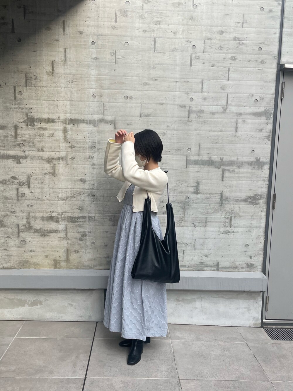 「休日スタイル」｜「w closetのショートクルーネックカーディガン（カーディガン/ボレロ、ホワイト系）」を使った、manaさん（レディース・157cm）の秋コーディネートの1枚目の写真