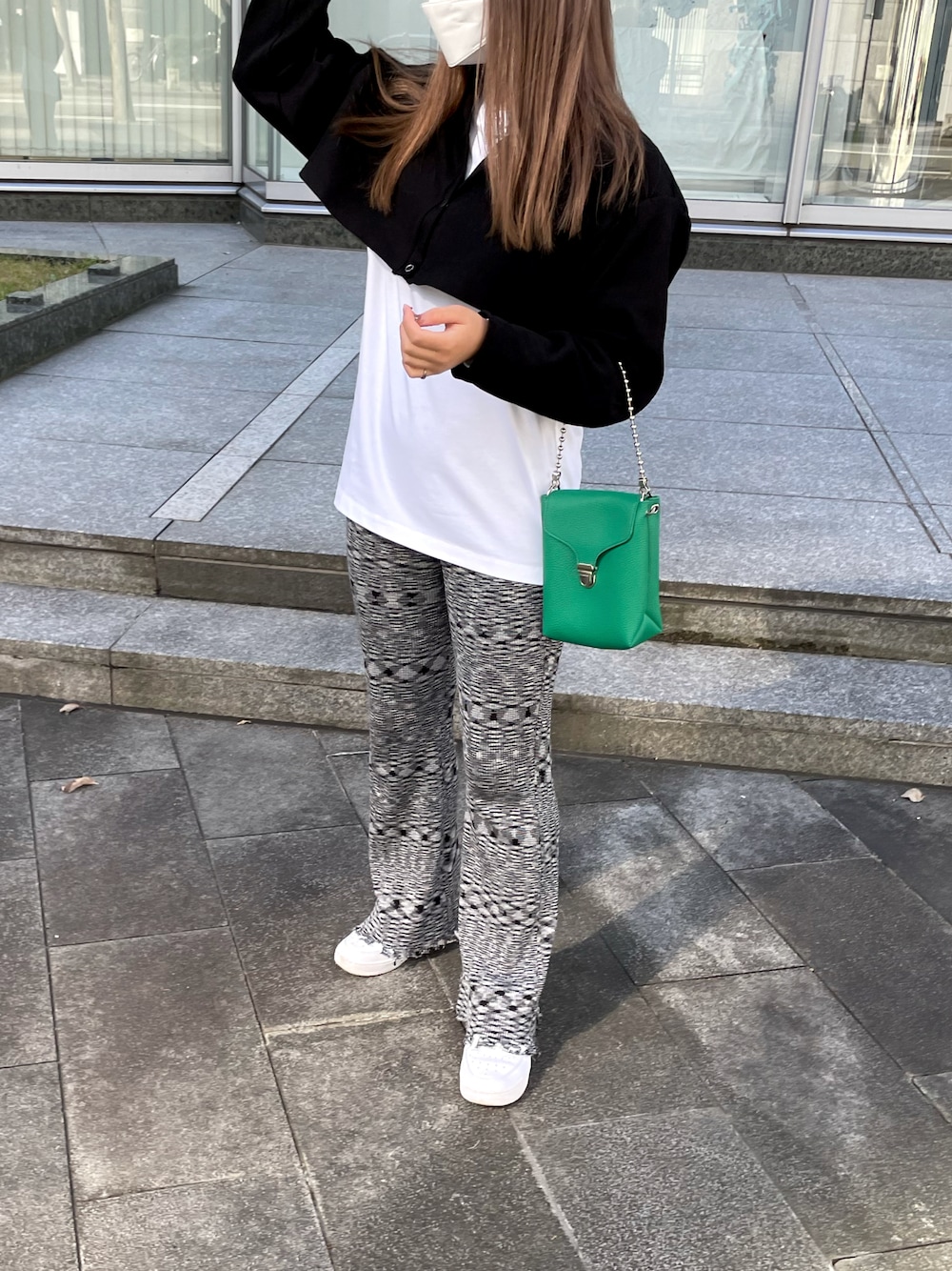 「ニットパンツ、白Tシャツ、秋コーデ、未来のWEARISTAプロジェクト、クロップドトップス」｜「NIKEのナイキ エア フォース 1 '07 メンズシューズ / Nike Air Force 1 '07 Men's Shoes CW2288-111 White（スニーカー、ホワイト系）」を使った、manaさん（レディース・157cm）の秋コーディネートの1枚目の写真