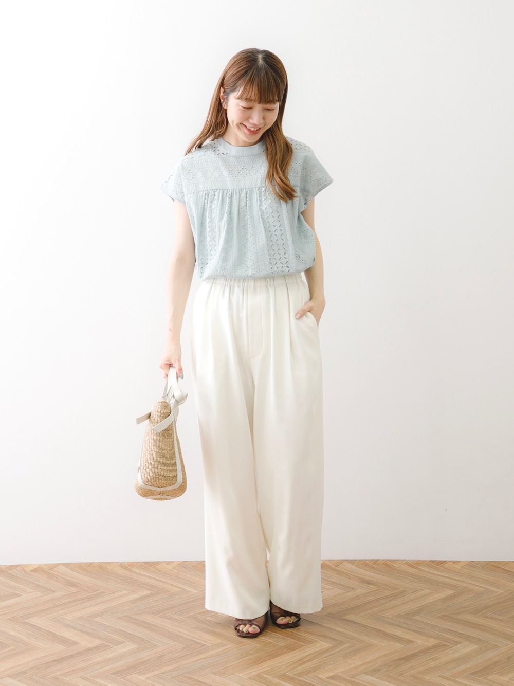 yukaさんの「バンドカラーコットンレースシャツ（URBAN RESEARCH Sonny Label）」を使ったコーディネートの1枚目の写真