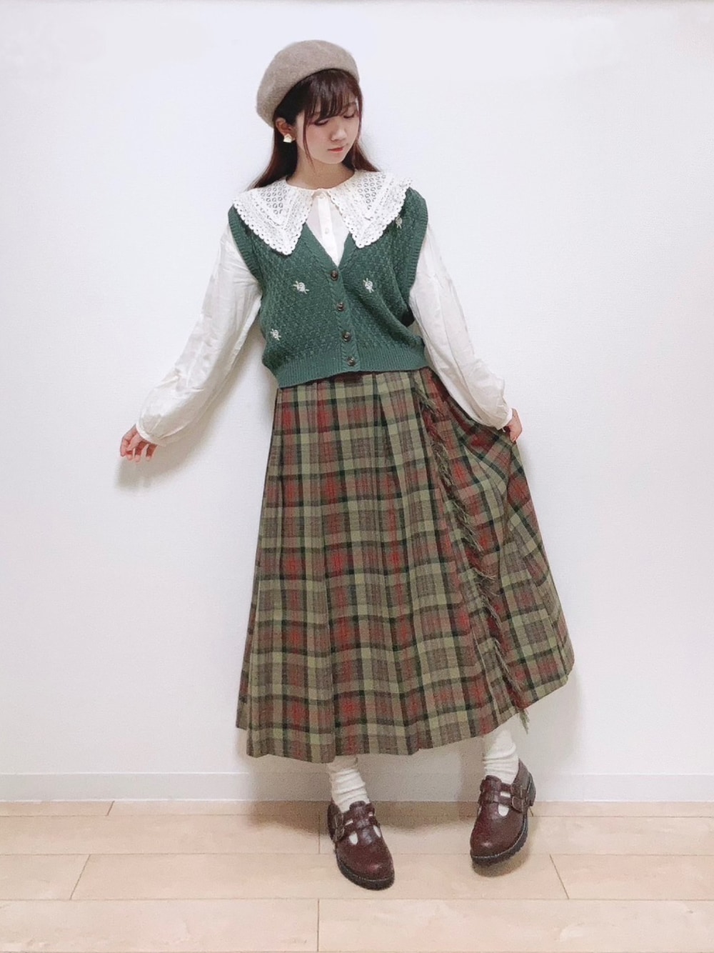 「ファッションを楽しもう、ナチュラル、レトロ、ガーリー、秋冬コーデ、秋コーデ、プリーツスカート、チェック、チェック柄に恋してる、ベレー帽、ニットベスト、ベスト、レイヤードスタイル、おしゃれさんと繋がりたい」｜「Samansa Mos2の【帯電防止】フリンジプリーツスカート（スカート、レッド系）」を使った、Gilda♡ᵕ̈*⑅さん（レディース・163cm）の秋コーディネートの1枚目の写真